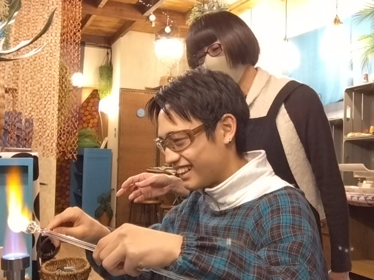 好きな色のガラスを溶かしながら入れていただきます!