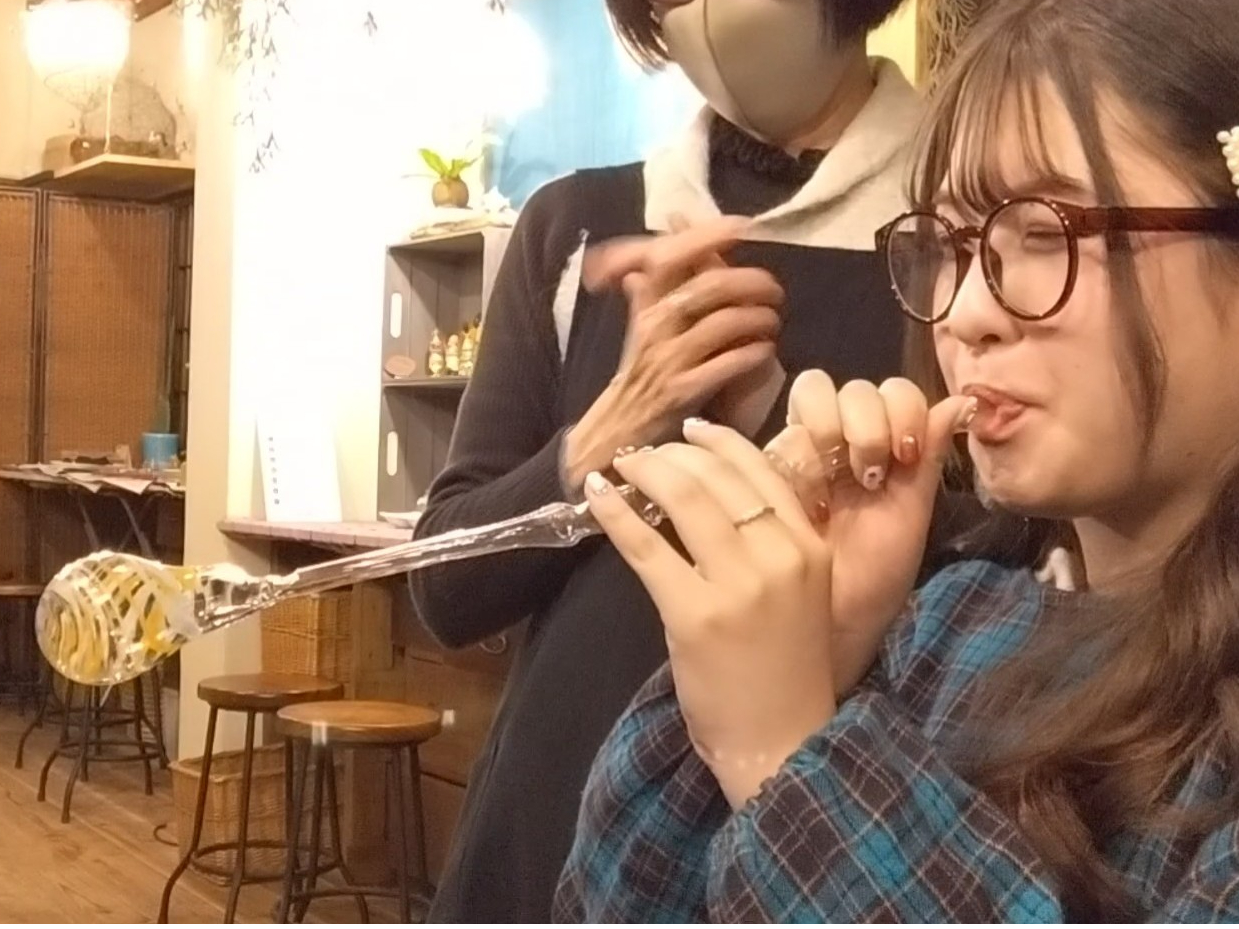 ストローほどの吹き竿に息を入れてガラスを膨らませてつくります!