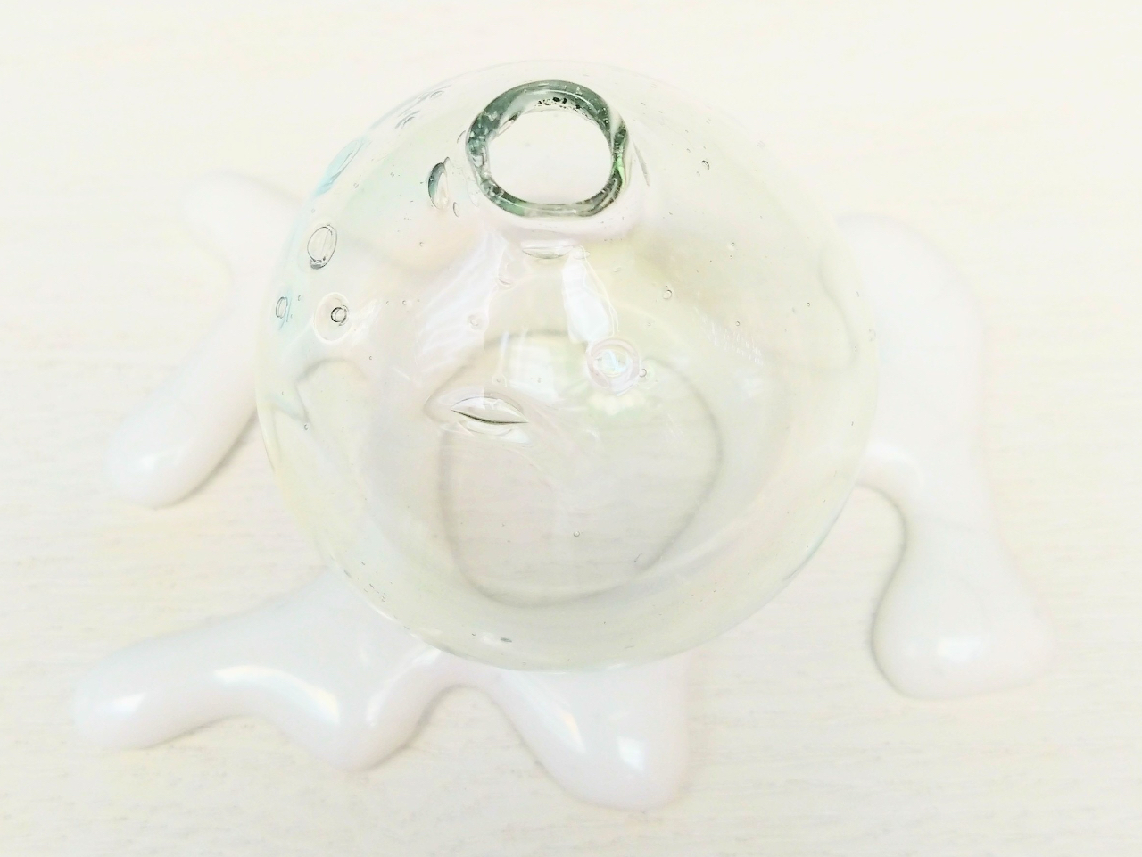 淡いパステルカラーの小びんを吹いて作ります!