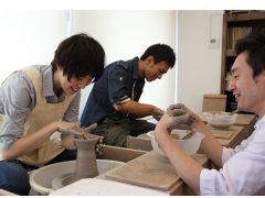 電動ろくろ体験の様子です☆お茶碗3〜4個程度の粘土がありますので、初めてでも失敗を怖がらなくて大丈夫!
