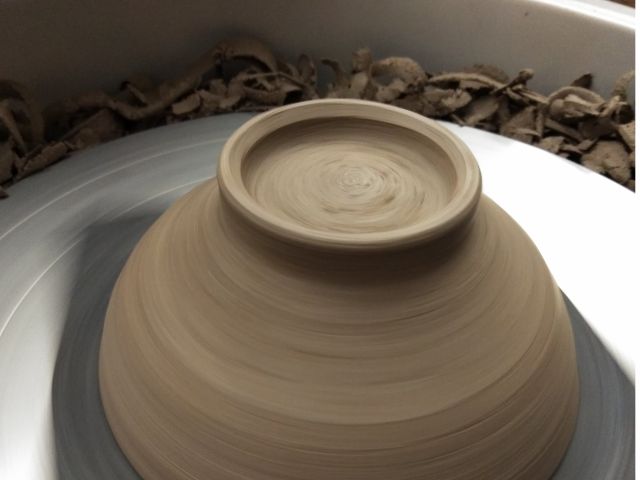 高台(器の底)を削りだしたところ。技術や経験が必要で、皆さんの作品をプロが慎重に仕上げていきます。削る前に比べて器の形や重さが大きく変わります。