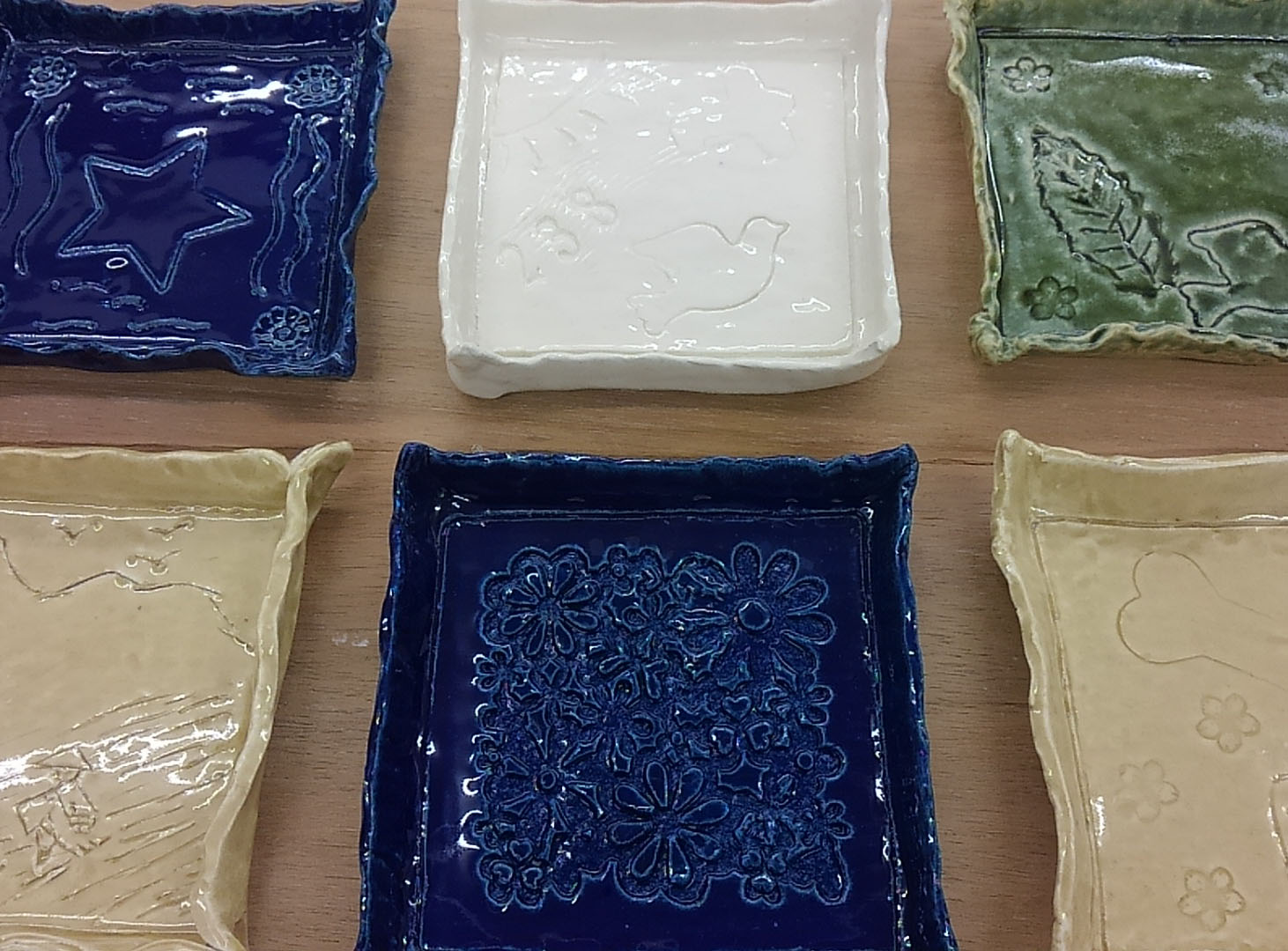 保育園児と小学生がつくった四角いお皿です。ハンコなどで好きな模様を入れて、世界に1つだけの作品に。初めてでも経験豊富な陶芸家講師がご指導しますのでご安心を。