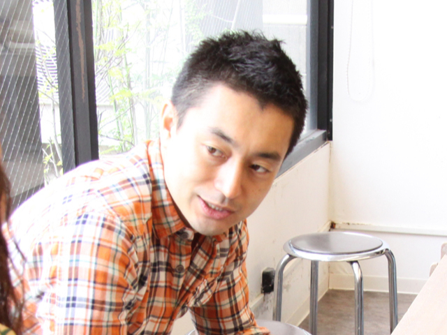 火・水曜、その他の担当講師、伊藤準です。海外での展示や世界的な陶芸コンペティションの入賞経験もあります。青磁・青白磁など、凛としたイメージの作品を制作しています