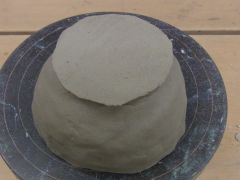手びねり体験は成形して終わりますが、実はここからの作業が作品の出来を決めます。作品を半乾燥して裏返しにして、高台(器の底)を削りだします