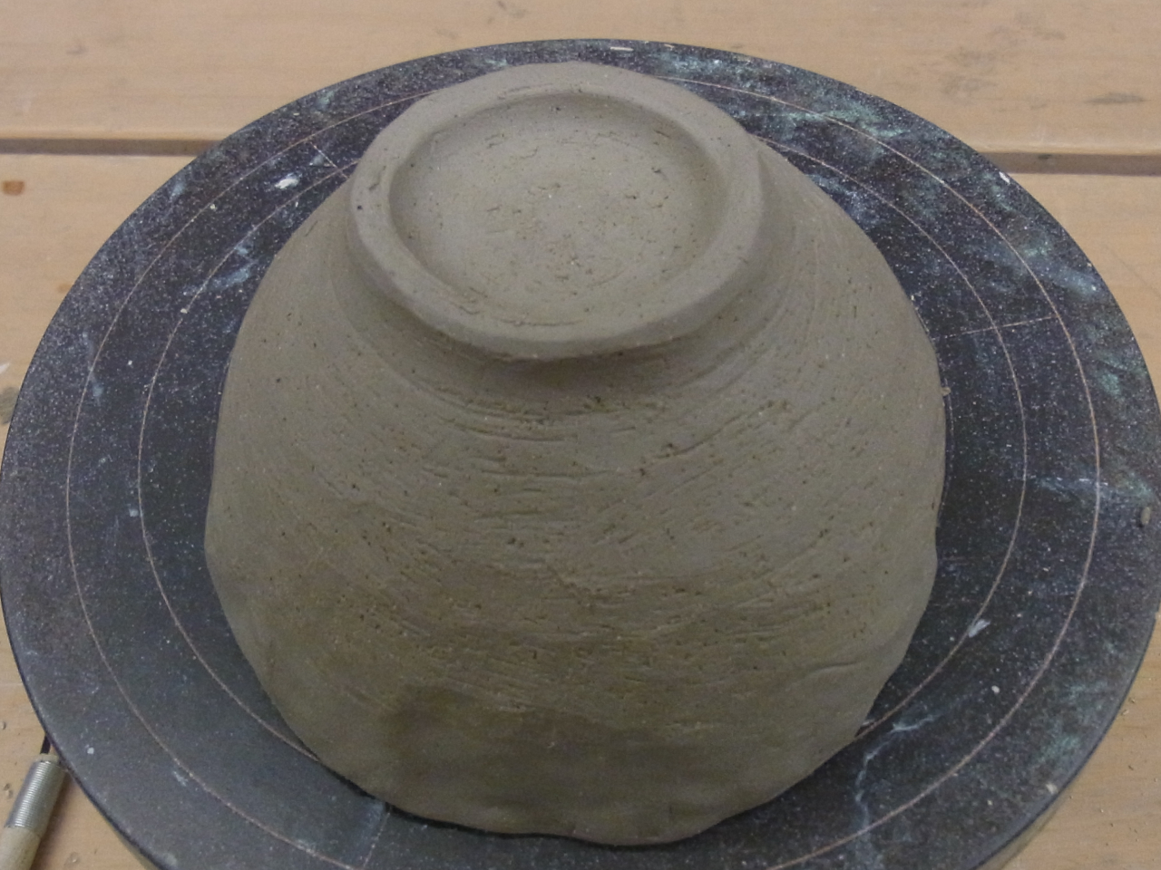 高台(器の底)を削りだしたところ。技術や経験が必要で、プロが作品ごとの違いを見極めながら、慎重に仕上げていきます。削る前に比べて器の形や重さが大きく変わります。