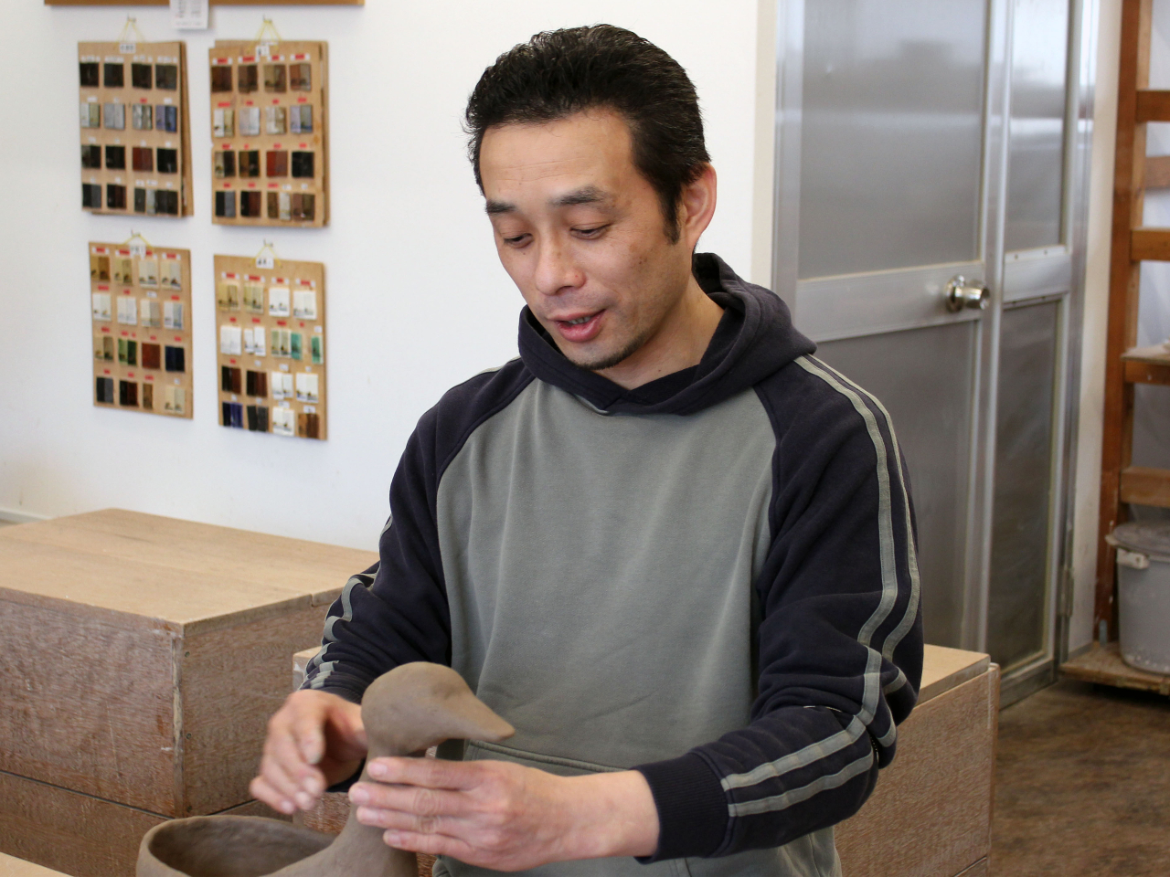 土曜担当講師の伊藤勝彦です。陶芸家としてテレビ朝日系のTV番組「ポツンと一軒家」でも紹介されました。織部釉などを中心に制作し、全国の百貨店などで個展を開催。