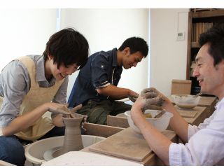 電動ろくろ体験の様子です☆お茶碗3〜4個程度の粘土がありますので、初めてでも失敗を怖がらなくて大丈夫!