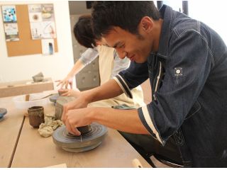 手びねり体験の様子。いびつな形こそ手づくりの真骨頂!?