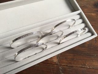 ご来店いただきましたら、まずは@手首周りの長さを測ります。A表面の仕上がりを選びます。B内側には文字を刻印出来ます。決まりましたら、製作スタートです。