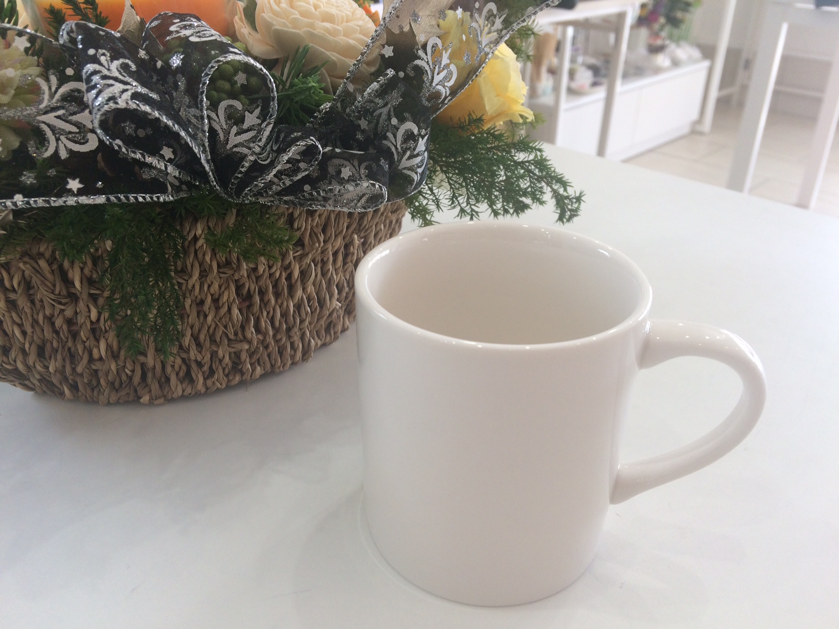 最初はこんな白い陶器です