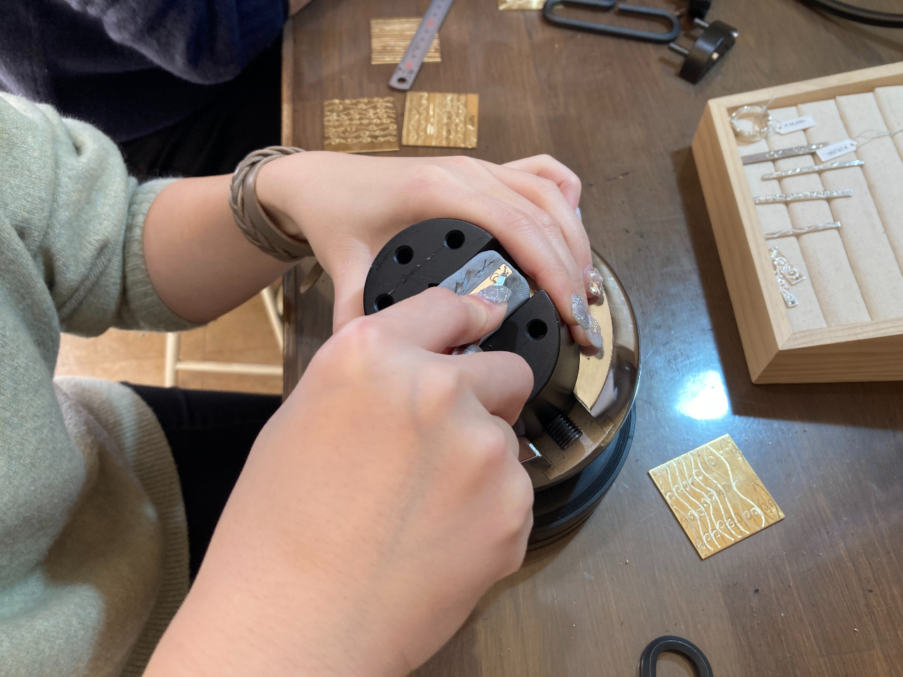 ウィッグルをリングに彫っています。(フリーリング)