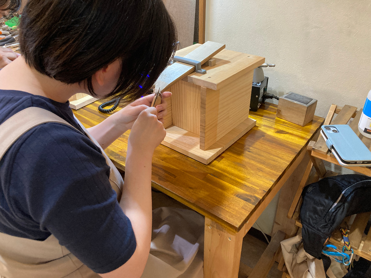 ヤスリを使って指輪のエッジ加工をしてます。