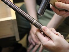 金槌で叩いてつち目模様を付けています