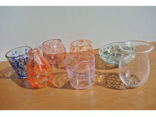 数種類あるサンプルから形、色、柄を選び、オリジナルの器を制作します!