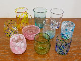数種類あるサンプルから形、色、柄を選び、オリジナルの器を制作します!