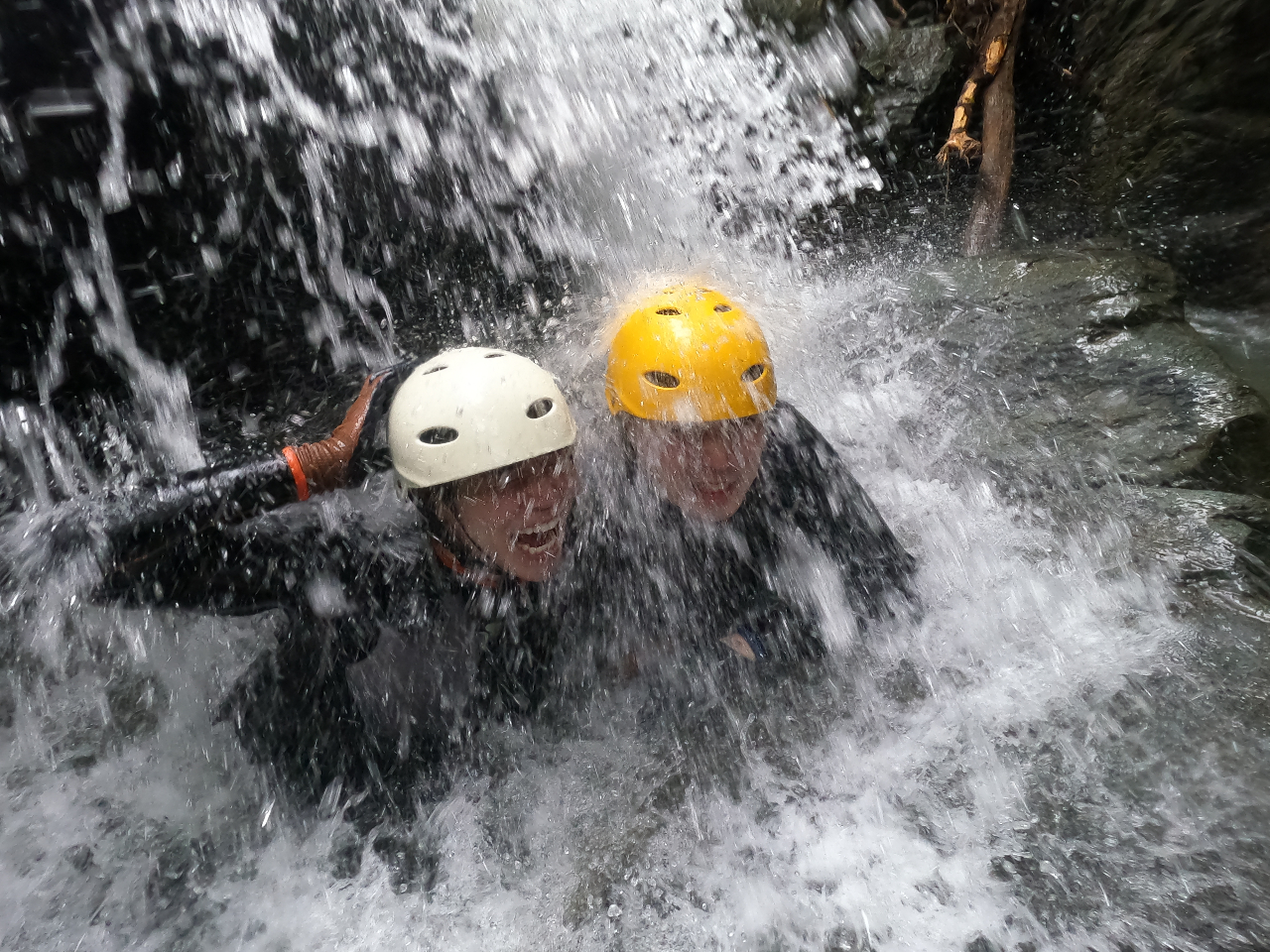 小さな滝でも水圧がすごい(笑)