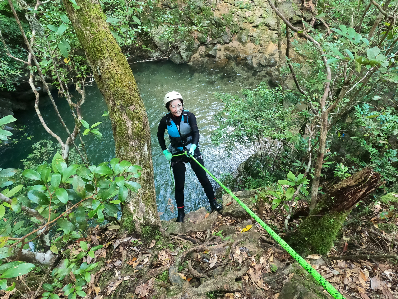 高さ約10mからの懸垂下降です。ベテランスタッフ指導の下、チャレンジです!