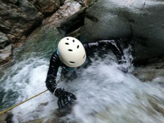 第2の滝ではシャワークライミングにチャレンジです!