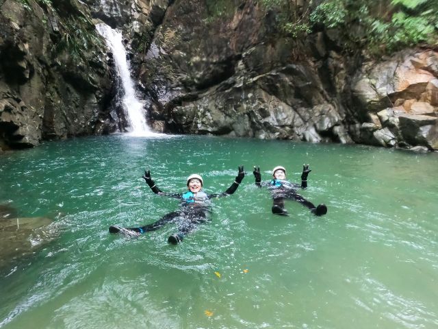 大きな滝壺でのんびりリラックスタイムです。