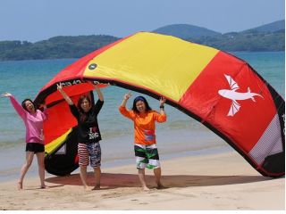 風の力で海上を走り回って飛び回る!! そんな信じられないスポーツの第一歩、初心者カイトボード体験をしてみませんか!?