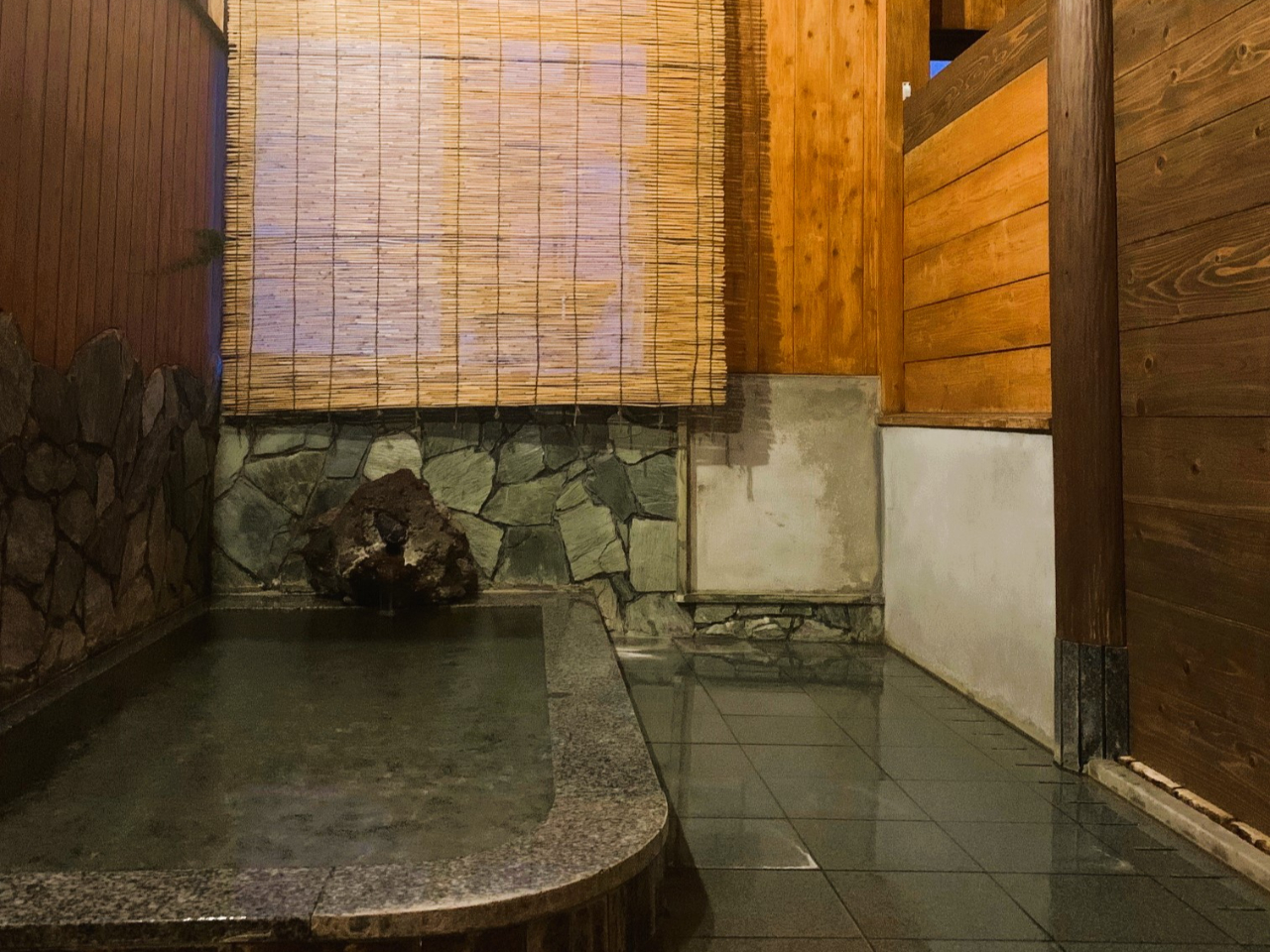 頭石(かぐめいし)の湯