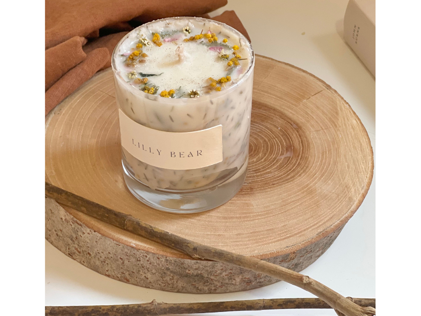 ハーブを散らしたキャンドル