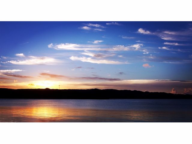ハンドパンと夕日の調和:夜空の下で感じる音の魔法時間