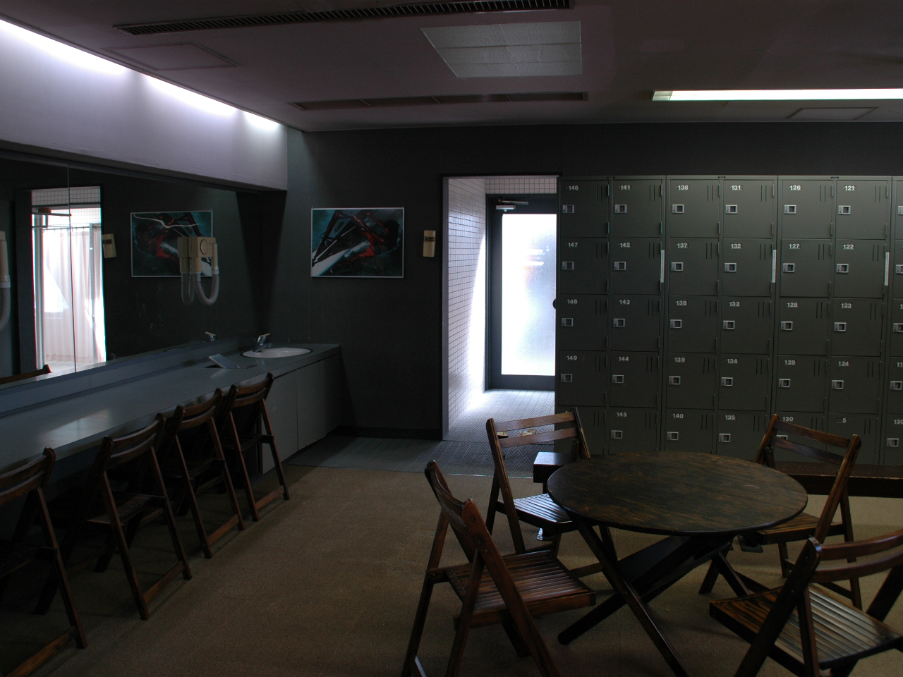 ロッカールームにはシャワーとサウナが完備