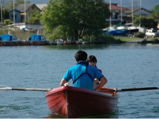 カップル向け 手漕ぎボートで琵琶湖デート 昭和レトロを楽しむ マリーナクラブ リブレ じゃらん遊び体験