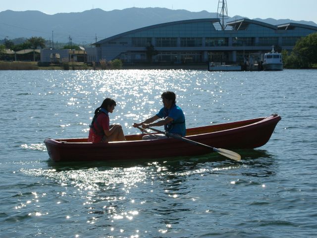 カップル向け 10時 15時ならいつでもご来場ok 手漕ぎボートで琵琶湖デート 昭和レトロを楽しむ マリーナクラブ リブレ じゃらん遊び体験 カップル向け 10時 15時ならいつでもご来場ok 手漕ぎボートで琵琶湖デート 昭和レトロを楽しむ マリーナクラブ リブレ じゃらん遊び体験