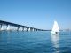 びわ湖大橋とヨット