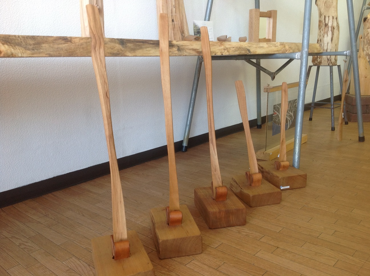 割り面をそのまま魅せるくつべらです。
(立てるタイプのスタンドは別売りです)