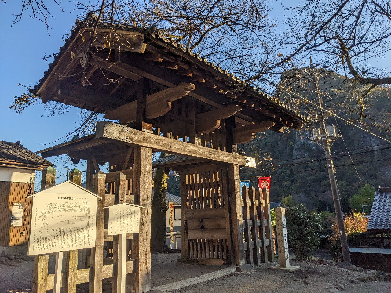 ���j�ՉO�X�֏��Ղŗ��j���}���ɐG���ЂƂƂ�