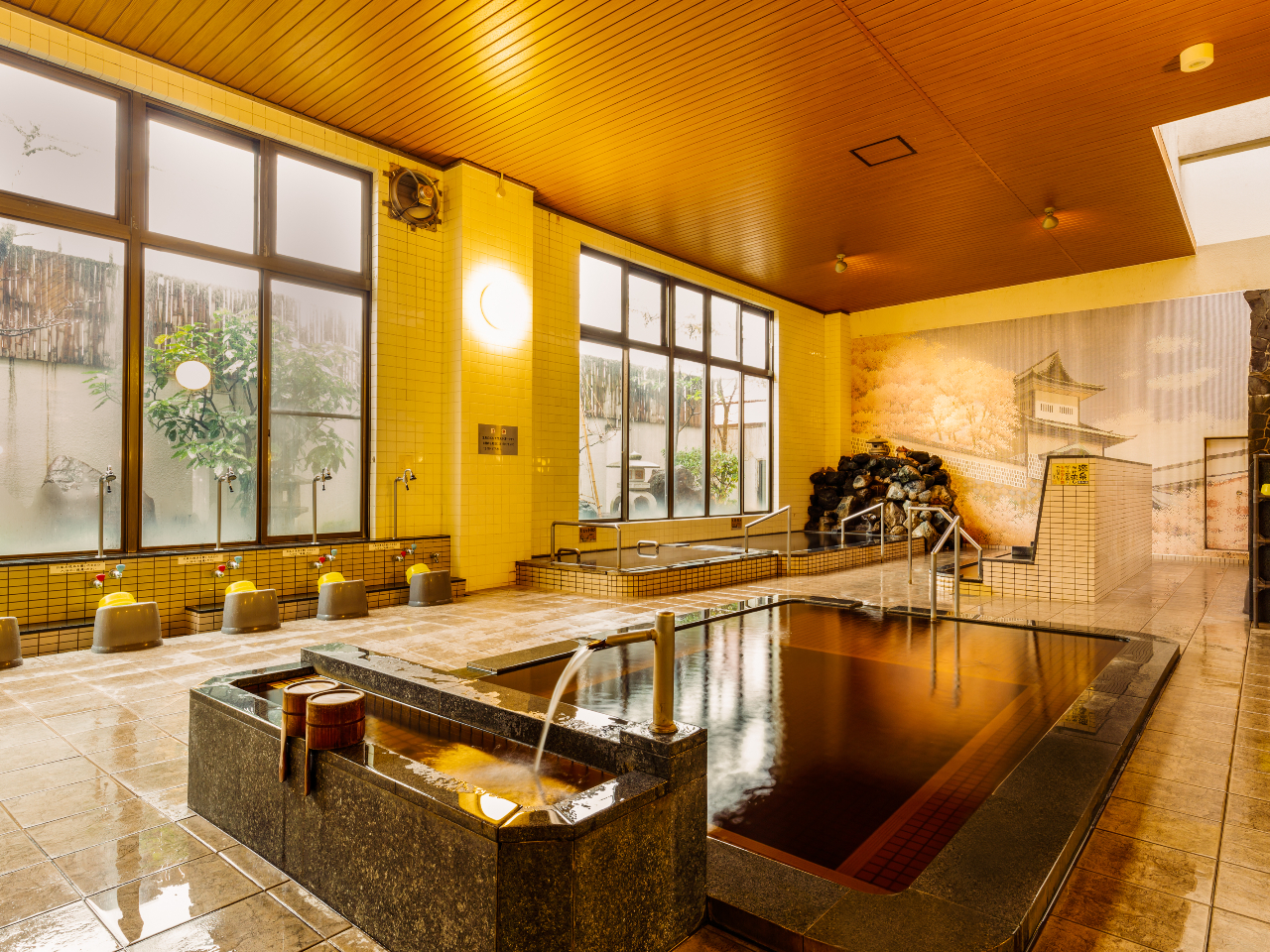 源泉100%かけ流し大浴槽(38℃の絶妙なぬる湯)