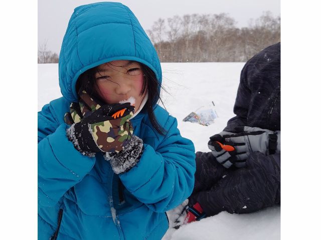 山の雪は綺麗なので…憧れの雪のかき氷をパクリ。街中ではできませんね。