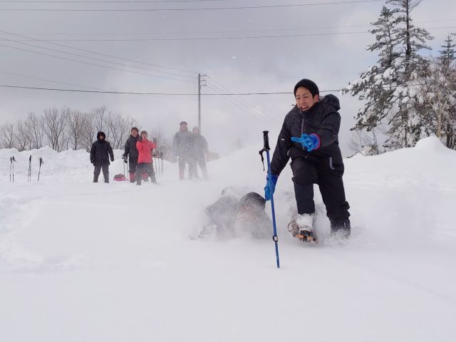 ビーチフラッグならぬスノーフラッグで思いっきりダイビング!