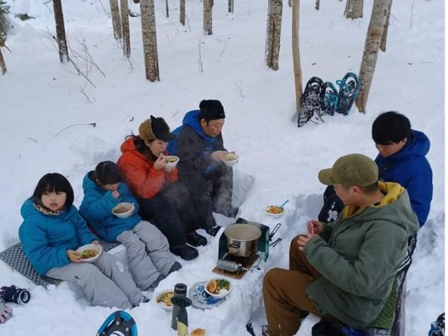 寒い雪の中で食べる温かいできたてランチは格別!※悪天候時など近隣のレストランでのお食事になる場合があります。