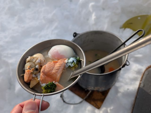 お昼のアウトドアクッキングは「カレーうどん」「クラムチャウダー」「石狩鍋」よりお選びいただけます。