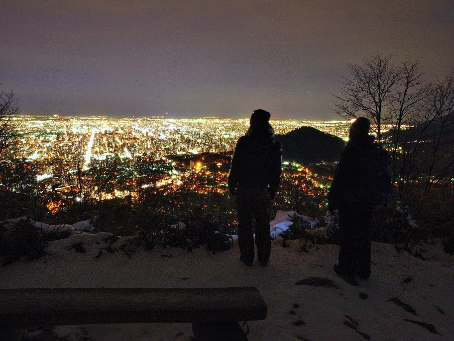 ★夜のショートツアー★ きらめく夜景の札幌ナイトスノーシュー 【無料送迎・レンタ...