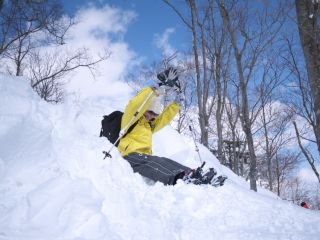 身体一つで雪を滑る、尻滑り。大人も子供も、一番楽しいのは結局これ!