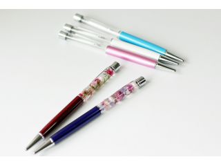 5色からお好みのボールペンを選んで花材もお好きなものを選んでデザインしていただけます
