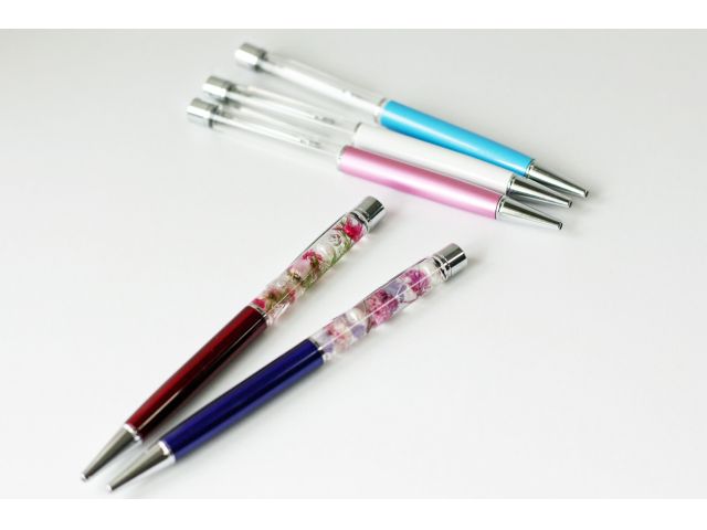 5色からお好みのボールペンを選んで花材もお好きなものを選んでデザインしていただけます