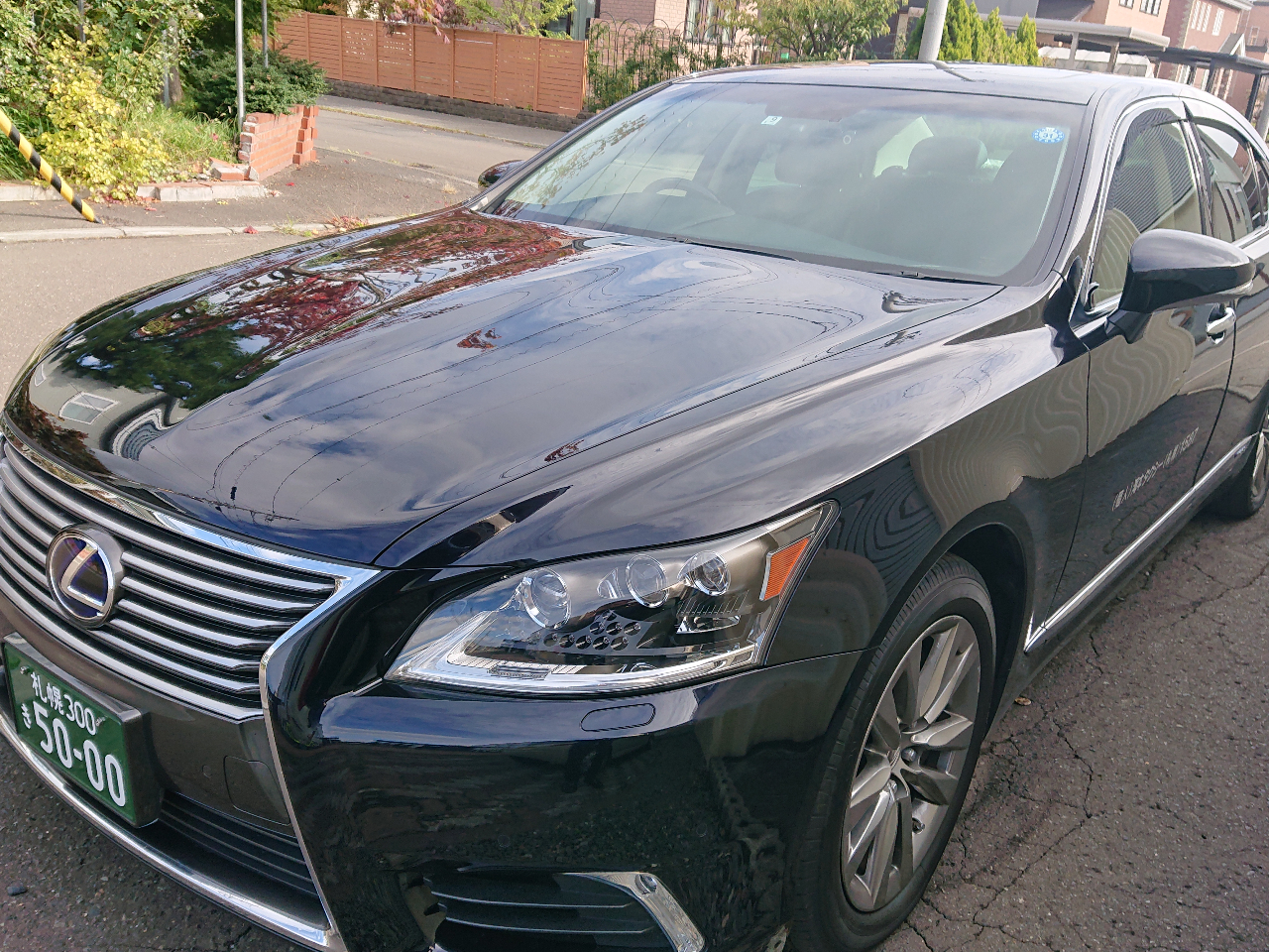 レクサスLS600hは国産車として、最高の性能を持つ高級車です。5000cc、4WD,ハイブリッド、エアサス、本革シート。