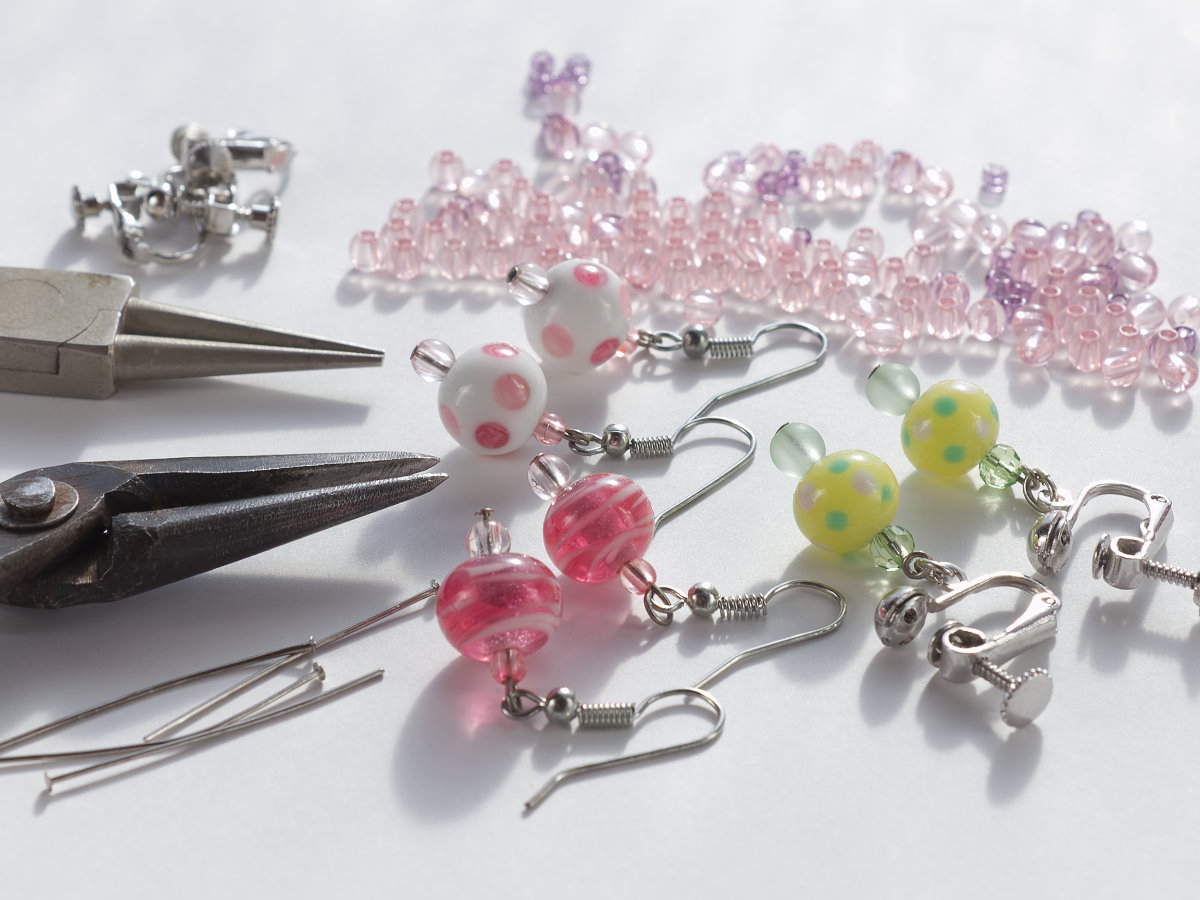 一個目は基本模様のとんぼ玉を一個作るか、もしくは小さい玉を二つ同時に作っていただいてピアスかイヤリングに出来ます。