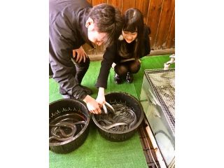生きたウナギの姿に大人もこどもも大興奮♪