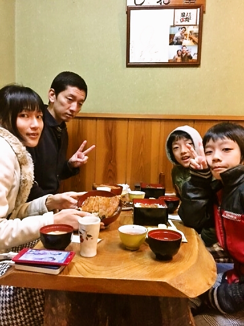 完成したうな重を食べて、家族みんなでにっこり(^O^)