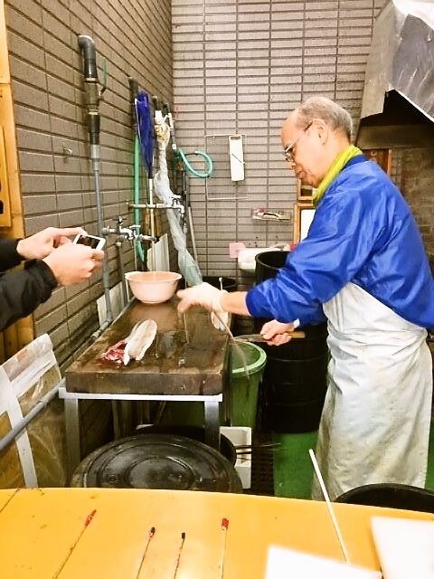 うなぎをさばくには、熟練の技が必要。ご主人がお手伝いしますので安心してください★