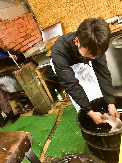 さばいたウナギを洗ったり・・・