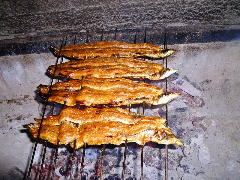 当店秘伝のタレをつけてかば焼きに♪いい匂いでお腹もぺこぺこに(^O^)