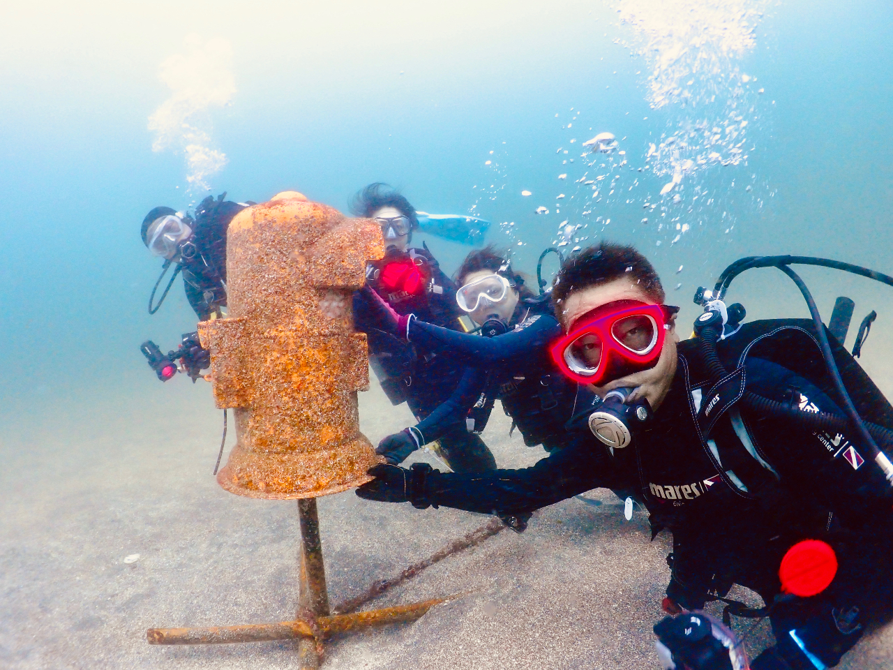 伊豆海洋公園の海中にある郵便ポスト、実際に機能してますよ。友達に手紙送れますよ、海中から!